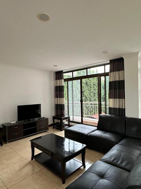 ein Wohnzimmer mit einer Couch und einem Couchtisch in der Unterkunft Secluded-Loft-2 BEDROOM-2-Bath in Daressalam