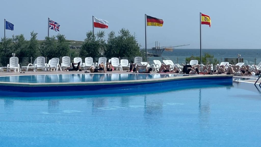 Bazén v ubytování Villaggio La Giara nebo v jeho okolí