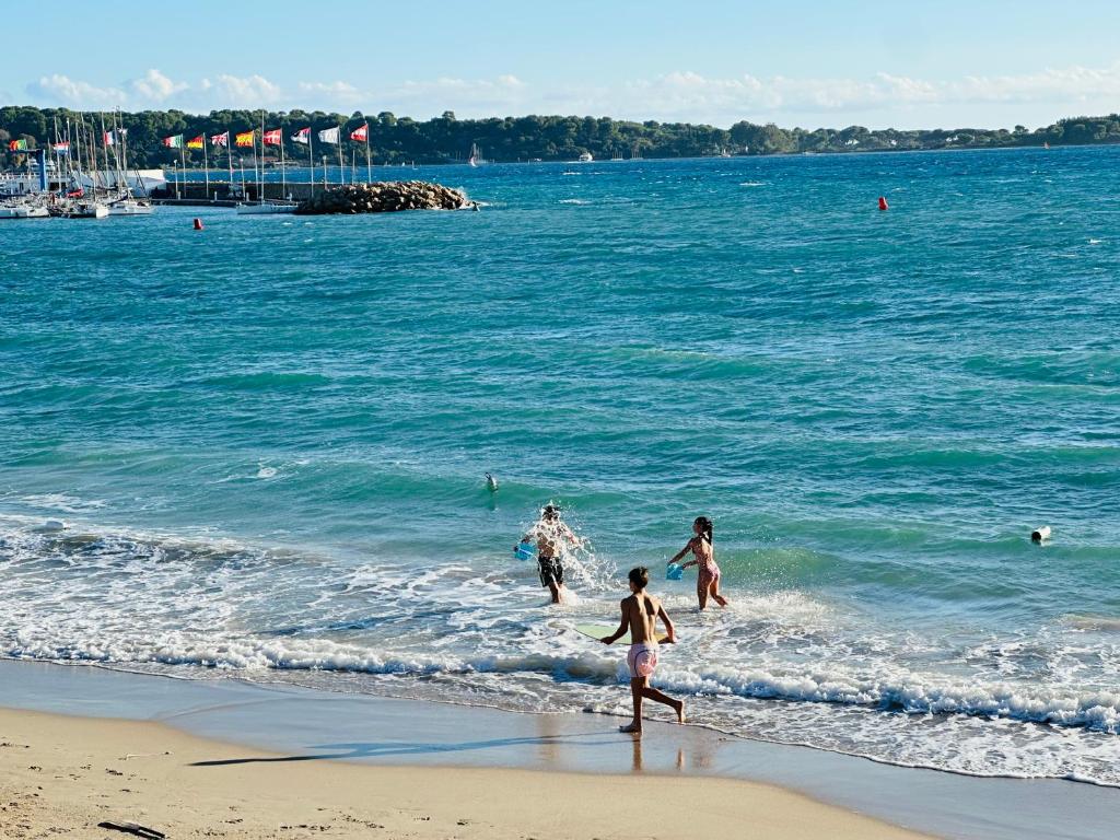 a group of people playing in the water at the beach at Cannes NG - Appartement à 10 mn du Palais des Festivals in Cannes
