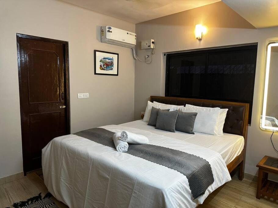 ein Schlafzimmer mit einem großen Bett in einem Zimmer in der Unterkunft Pixels Luxury Modern Apartment 5 Min to Palolem Beach in Canacona