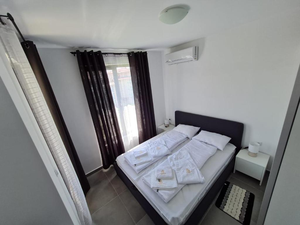 une petite chambre avec un lit et une fenêtre dans l'établissement DELUXE Beach Apartment in Sveti Vlas, à Sveti Vlas