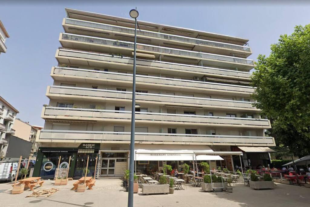 Το κτήριο όπου στεγάζεται  το διαμέρισμα