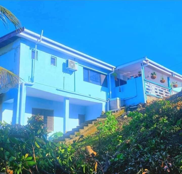 ein blaues Haus mit Treppen, die zu ihm führen in der Unterkunft Heights View in Lautoka