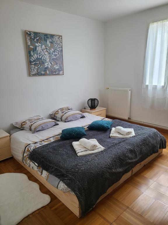 ein Schlafzimmer mit einem Bett mit zwei Handtüchern darauf in der Unterkunft Charmante maison in Vitry-le-François