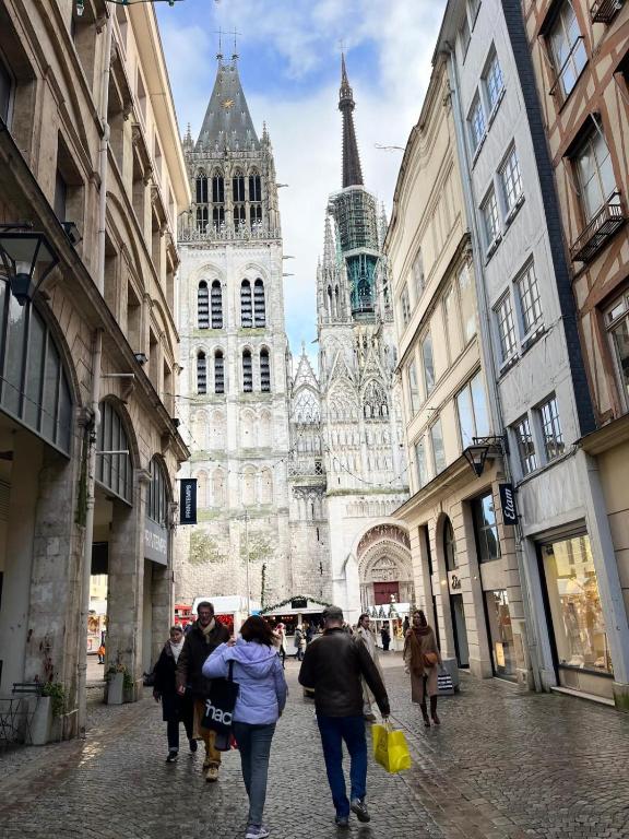 Goście zatrzymujący się w obiekcie Le Diplomático Rouen Centre by MyFrenchPAT