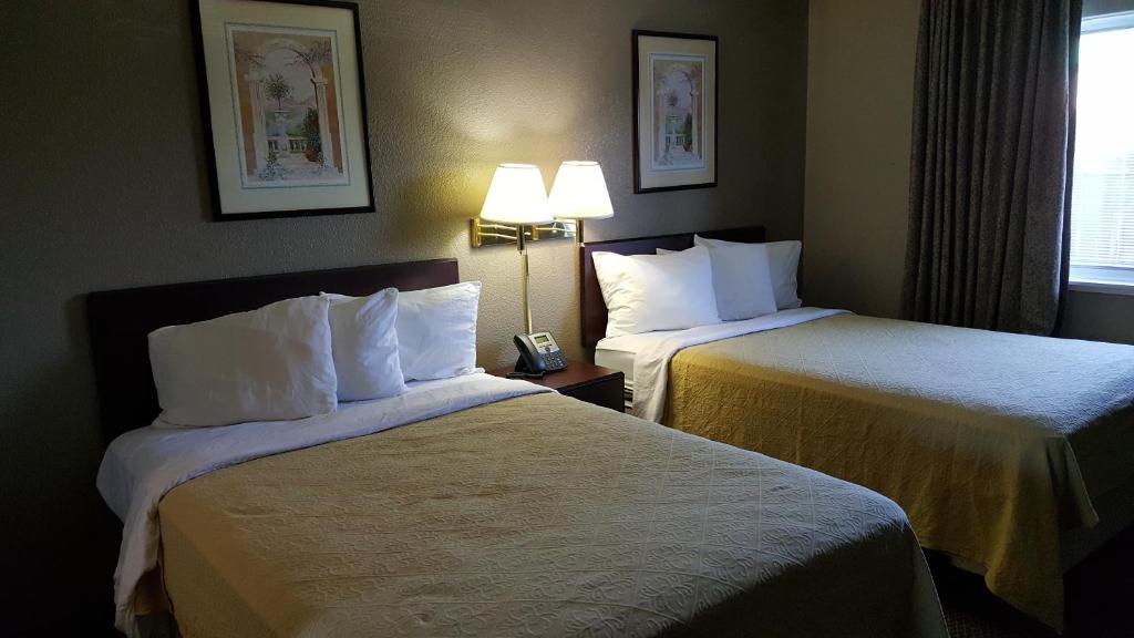 葛尼的住宿－Gurnee Motel，酒店客房设有两张床和窗户。