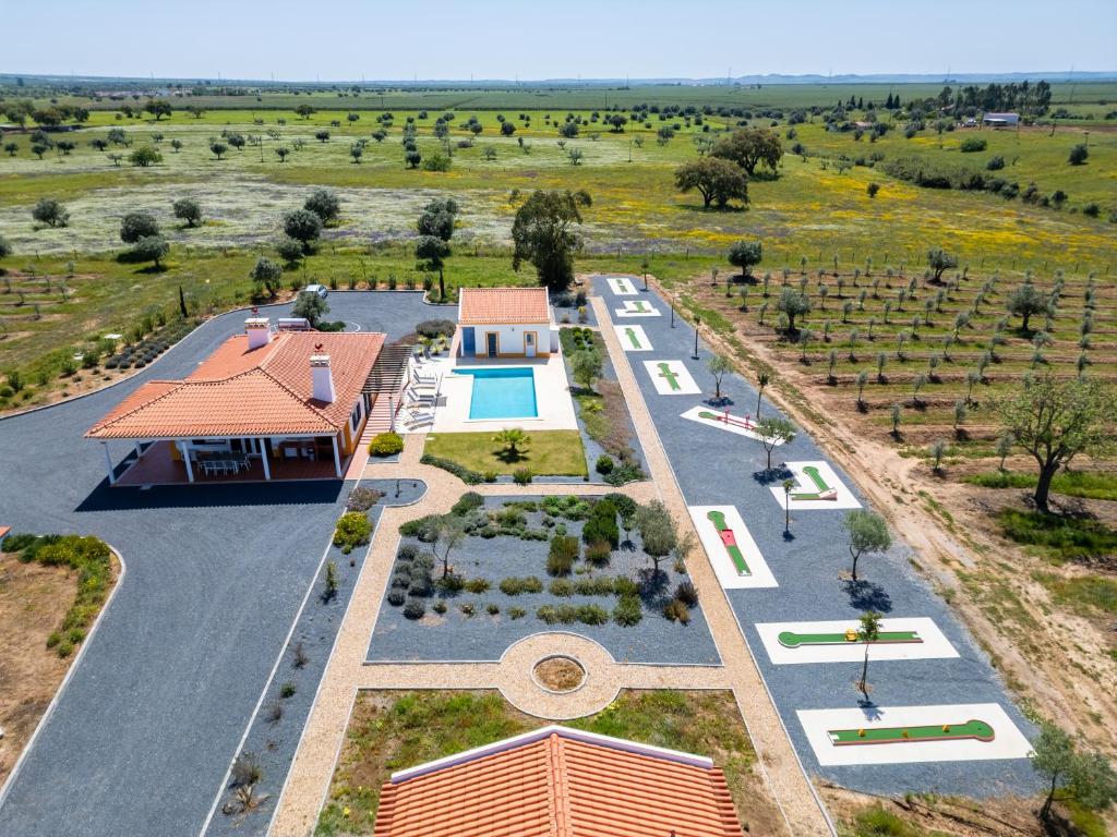einen Luftblick auf eine Villa mit einem Pool in der Unterkunft Herdade Monte Do Vale in Ferreira do Alentejo