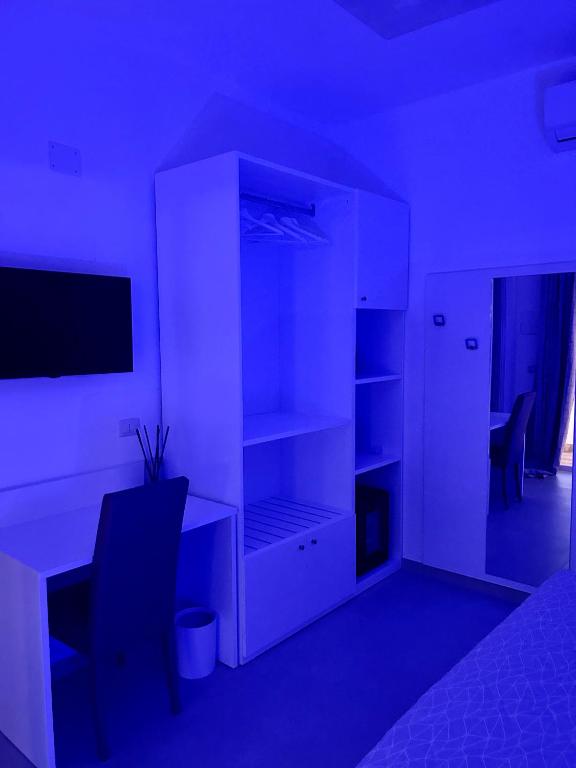 TV a/nebo společenská místnost v ubytování Gemini Luxury Rooms