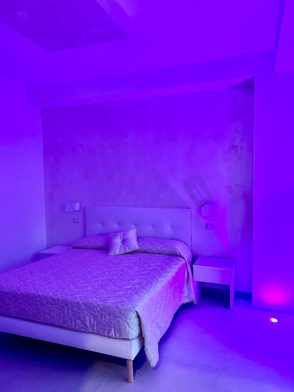 Postel nebo postele na pokoji v ubytování Gemini Luxury Rooms