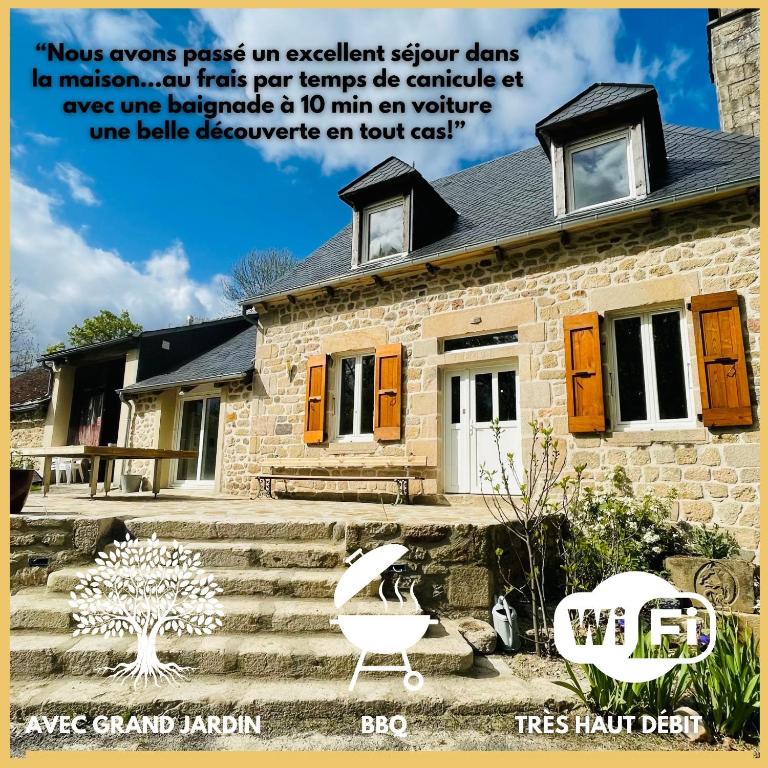 une maison en pierre avec deux chaises blanches devant elle dans l'établissement Authentique havre de Paix en Corrèze, à Darazac