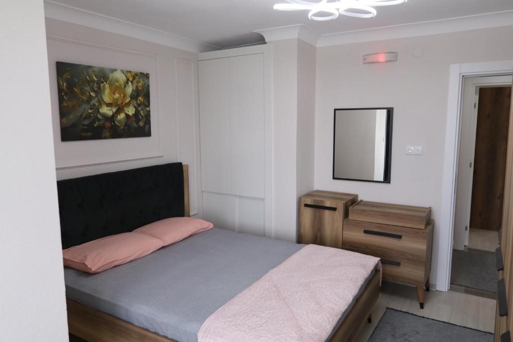 - une chambre avec un lit et une peinture murale dans l'établissement Sama house, à Rize