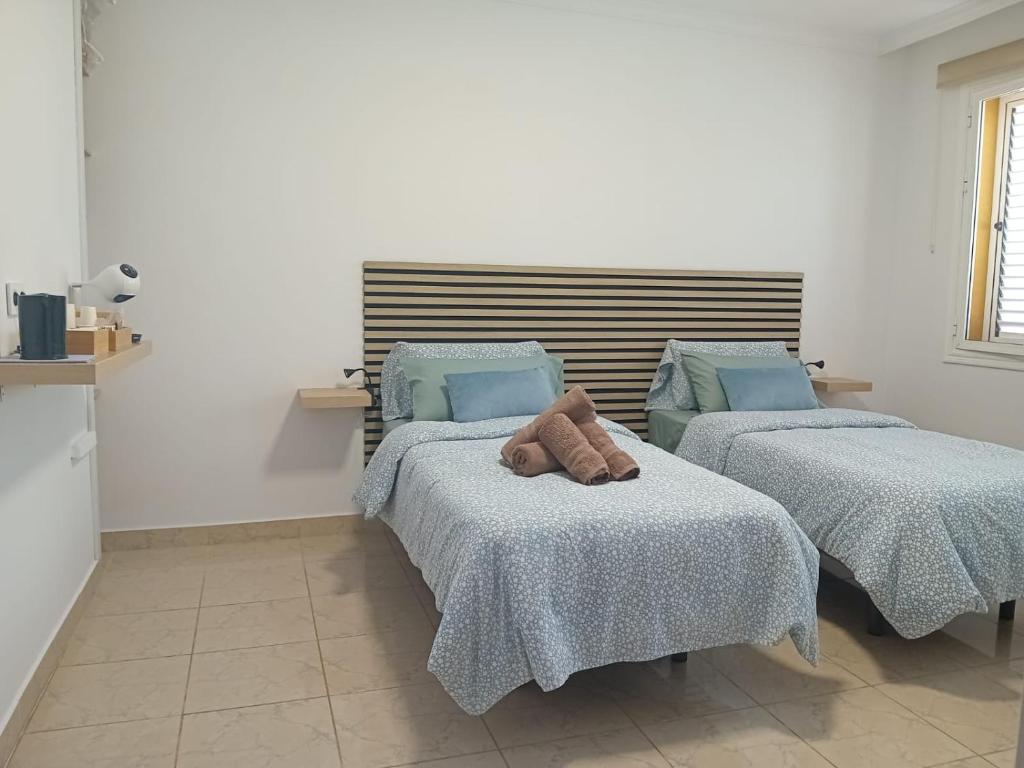 ein Schlafzimmer mit 2 Betten und Handtüchern darauf in der Unterkunft Hoya de Ayala I in Las Palmas de Gran Canaria