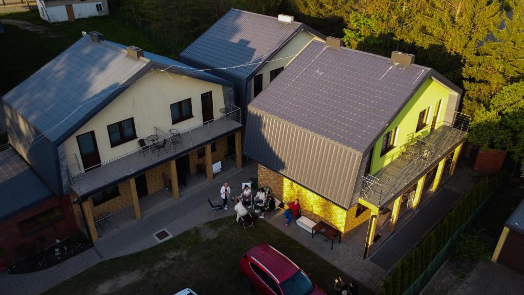 una vista aérea de una casa con gente de pie fuera en Fortuna en Rewal