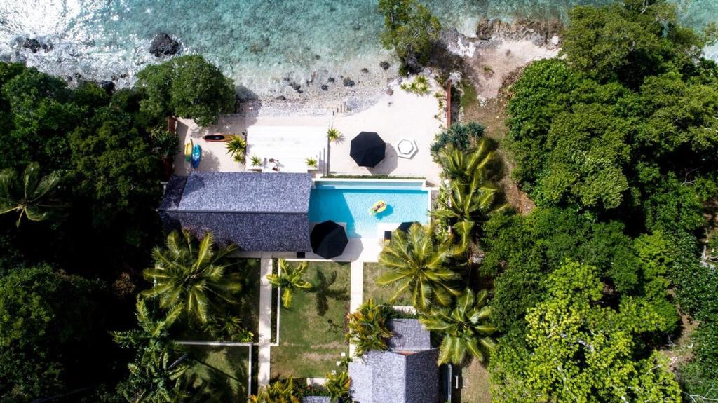 uma vista aérea de uma casa na praia em Villa 25 em Port Vila