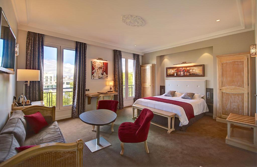 فندق دو ميدي باريس مونبارناس في باريس: غرفة نوم مع سرير وغرفة معيشة