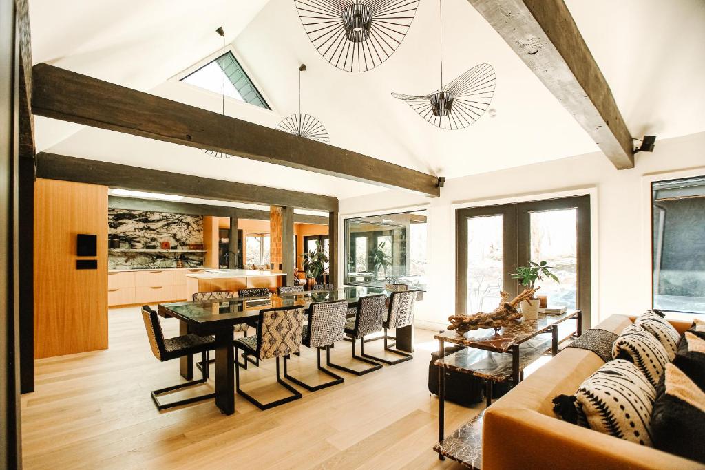 comedor y sala de estar con mesa y sillas en Stunning Villa in Princeton, NJ, en Princeton