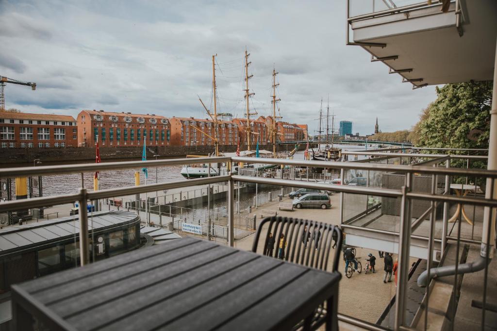 vista su un porto turistico con barche in acqua di Moderne Wohnung mit Weserblick und Uferpromenade a Brema