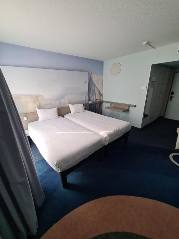 トゥーロンにあるibis Styles Toulon Centre Portのベッドルーム1室(大型ベッド1台付)