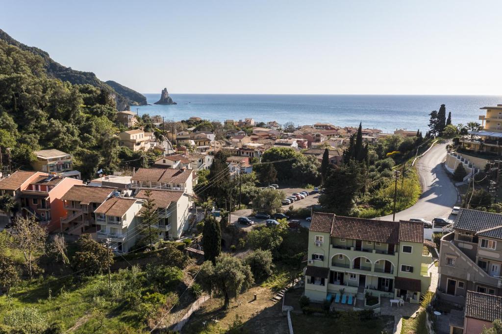 Eine Stadt auf einem Hügel mit dem Ozean im Hintergrund in der Unterkunft Vicky's Apartments in Agios Gordios