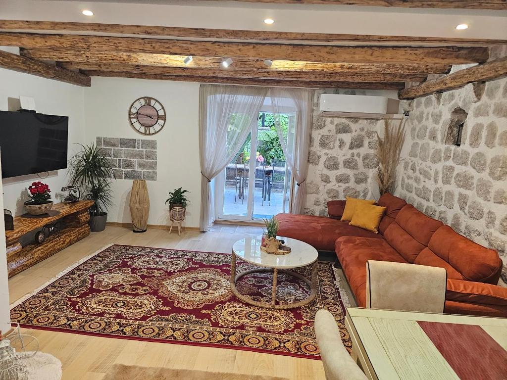een woonkamer met een bank en een tafel bij Holiday Home Nautica in Kotor