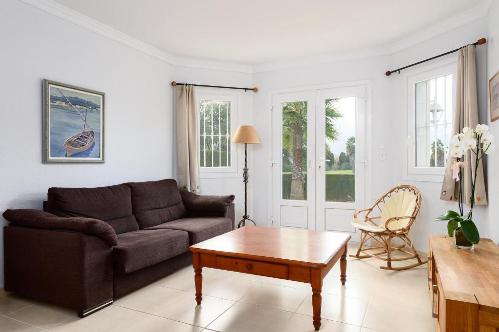a living room with a couch and a coffee table at Caddy by ON Travel in Casas Devesa