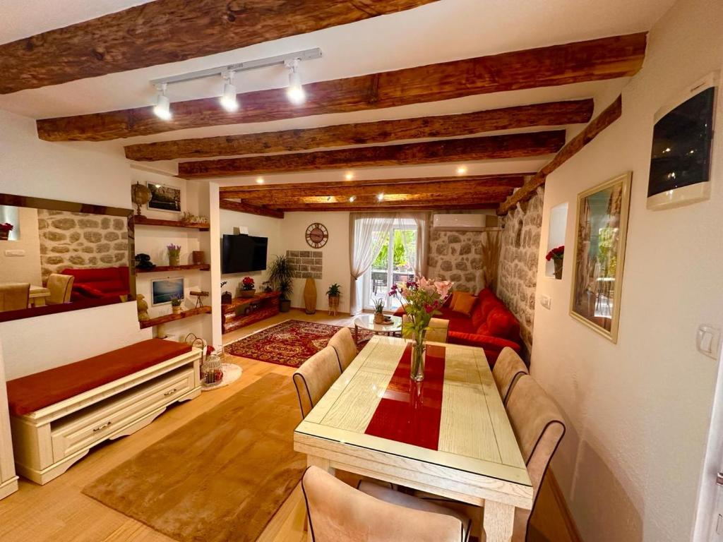 een woonkamer met een tafel en een bank bij Holiday Home Nautica in Kotor