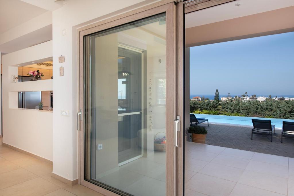 Bazén v ubytovaní Four Seasons private villa - seaview - big heated pool - gym - sport activities alebo v jeho blízkosti