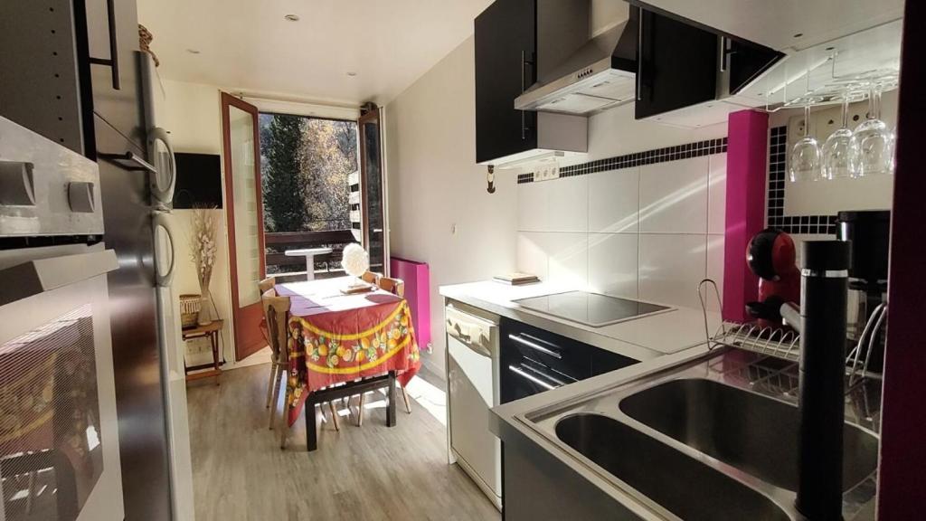 Dapur atau dapur kecil di Résidence Saint Genest - Appartements pour 4 Personnes 911