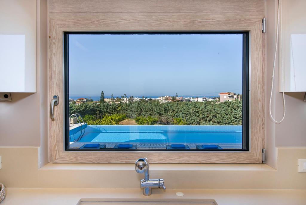 Bazén v ubytovaní Four Seasons private villa - seaview - big heated pool - gym - sport activities alebo v jeho blízkosti