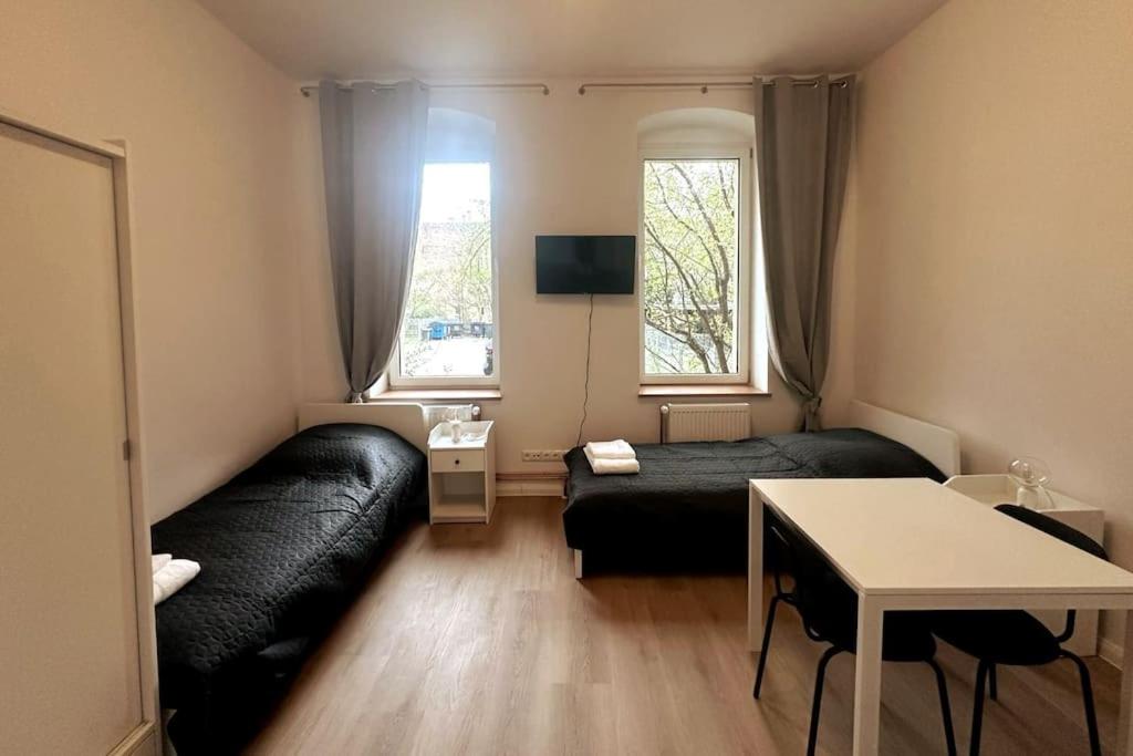 柏林Lovely apartment in Berlin4的有两张床和一张沙发的小房间