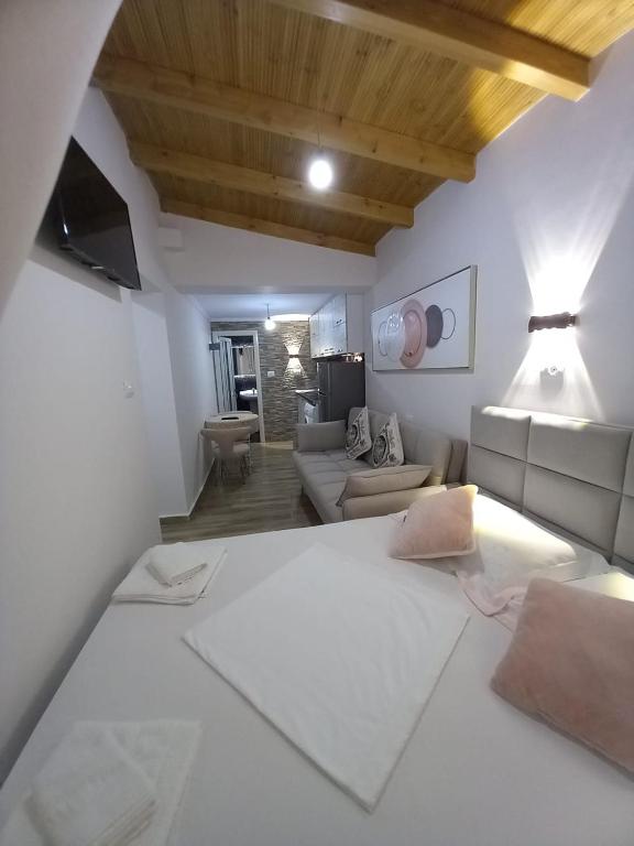 Postel nebo postele na pokoji v ubytování villa Heljos apartaments