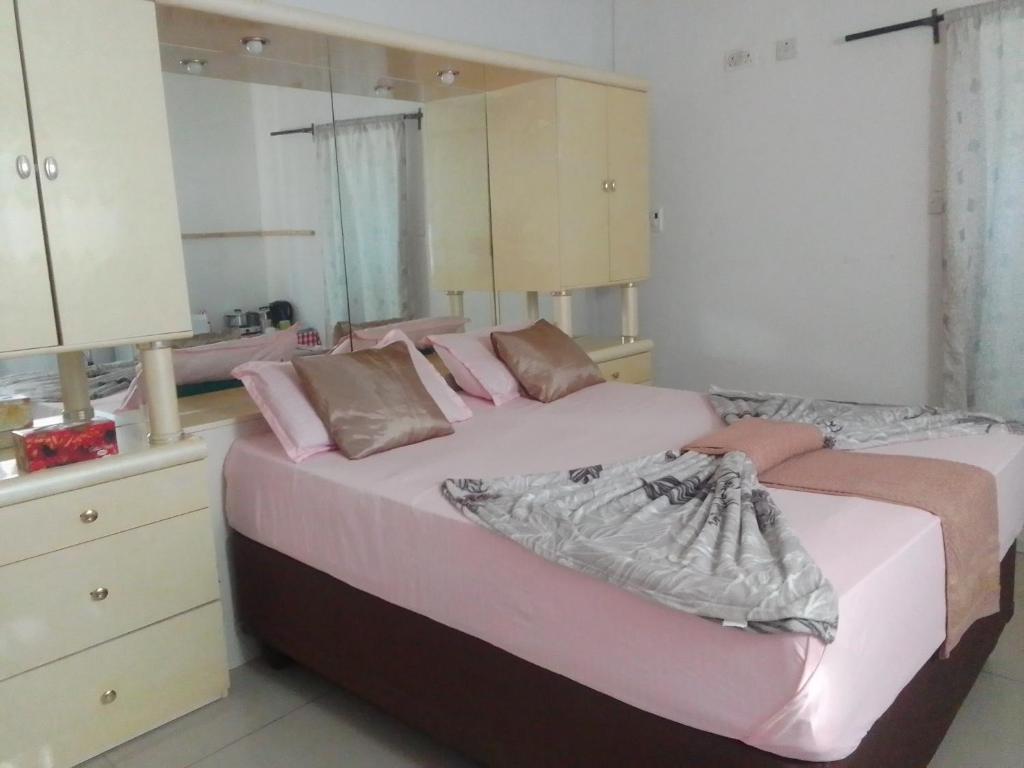 1 dormitorio con 2 camas y vestidor en Maun self catering accommodation, en Maun