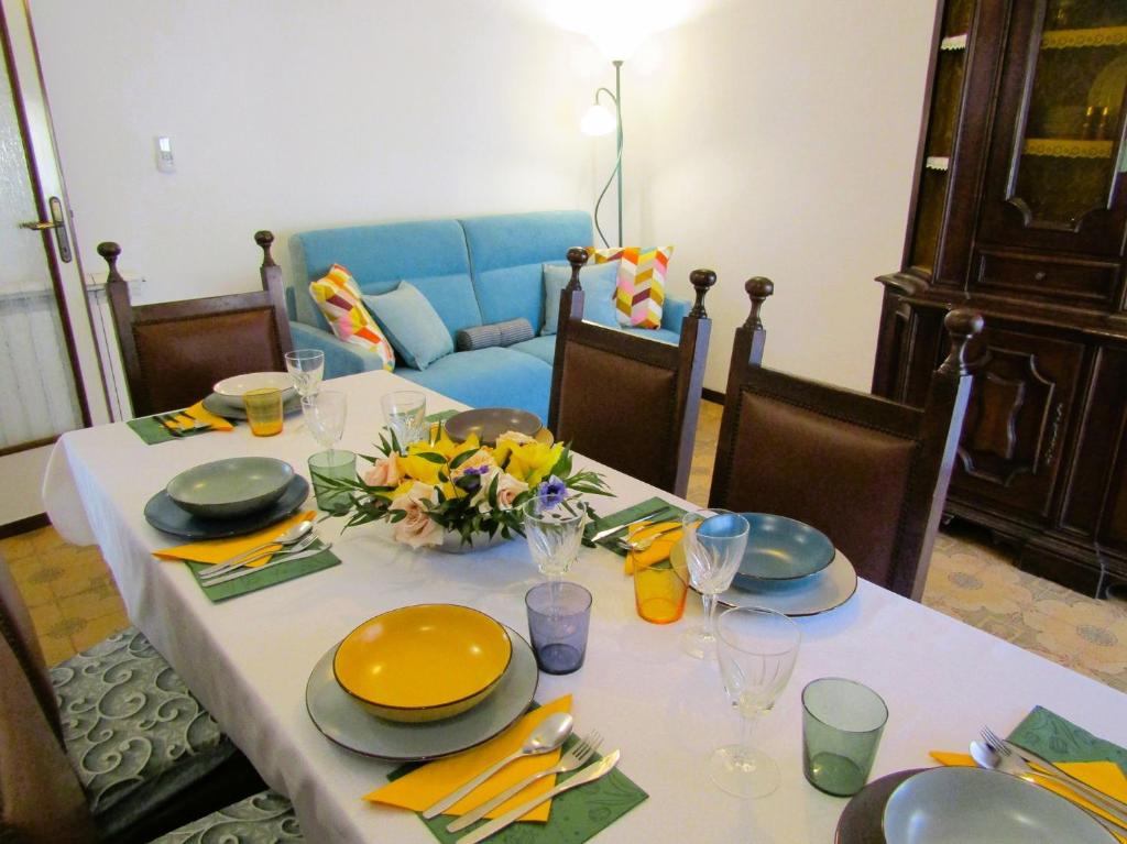 維亞雷焦的住宿－Casa Albicocca，一张餐桌,上面有黄色和蓝色的菜肴