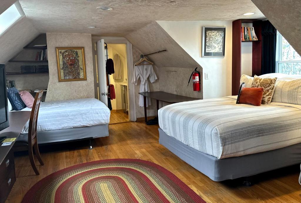 Ray's Bucktown Bed and Breakfast Room Near Logan Square Chicago