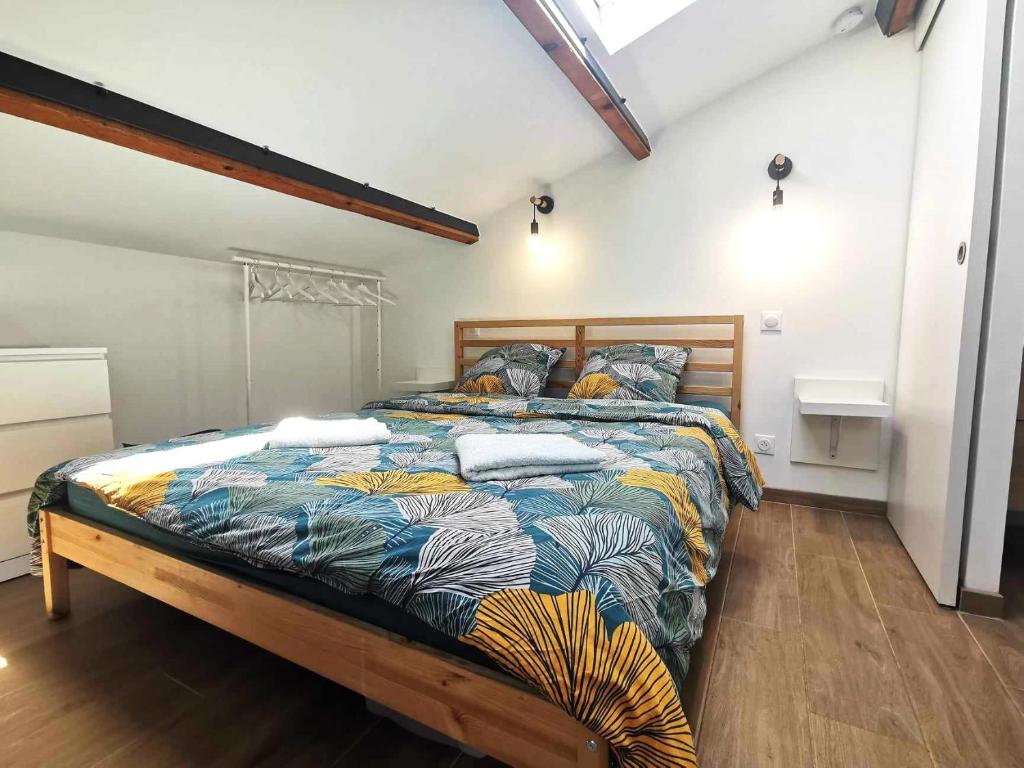 ein Schlafzimmer mit einem Bett mit einer Zebra-Decke in der Unterkunft Le Tropical l Calme l Clim l Parking gratuit in Istres
