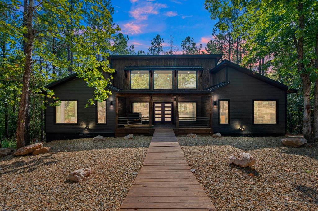 Luxe Broken Bow Vacation Rental with Private Hot Tub, Broken Bow