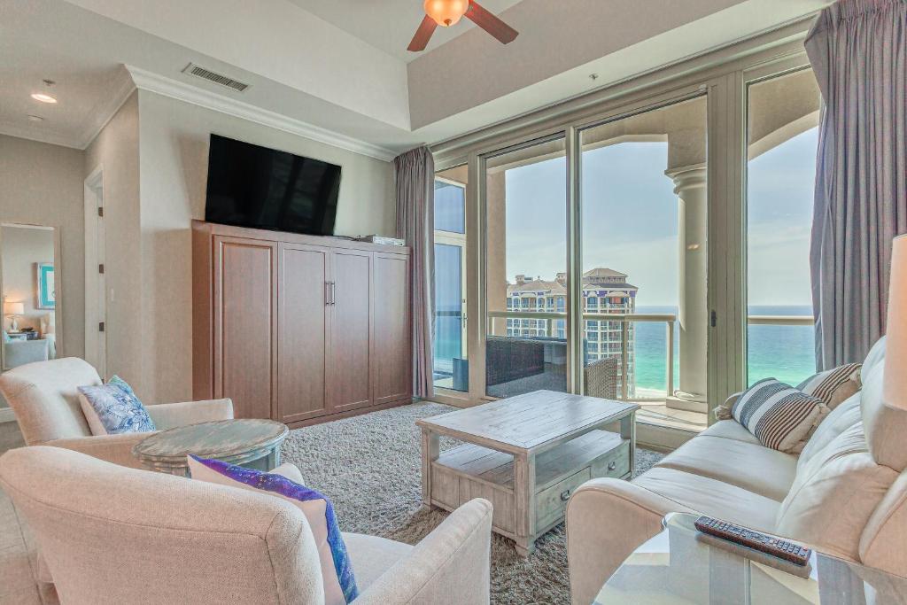 uma sala de estar com vista para o oceano em Pensacola Beach Penthouse with View and Pool Access! em Pensacola Beach