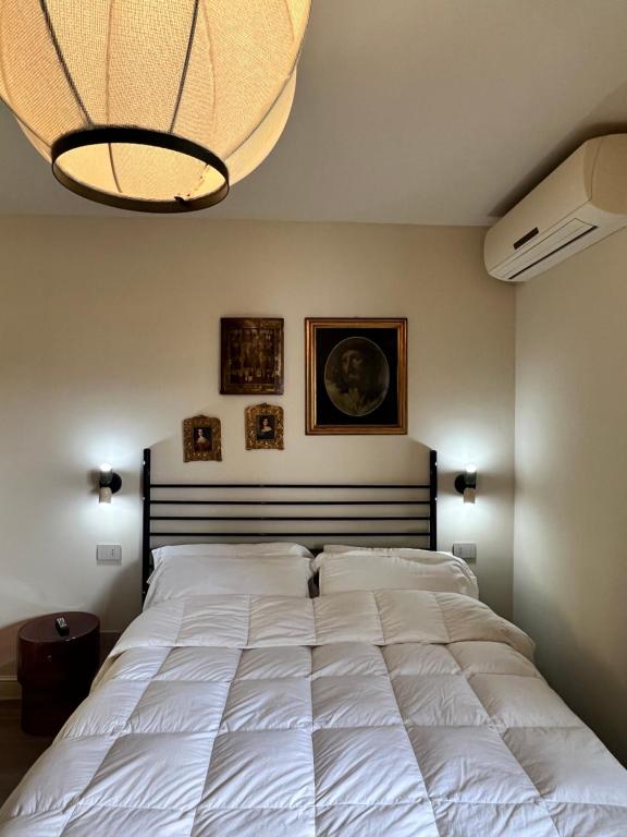 リミニにある5 Viale Fano Apartmentのベッドルーム1室(白い大型ベッド1台付)