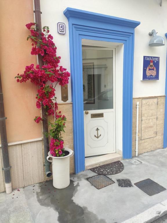 a front door of a house with a washing machine at Acasadelpescatore in San Benedetto del Tronto
