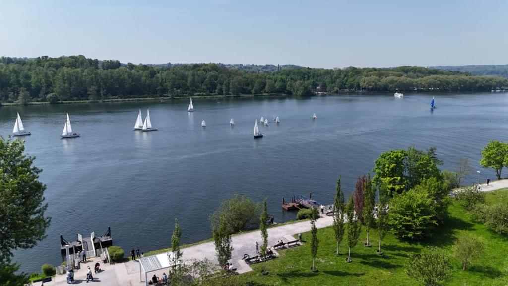 een uitzicht op een rivier met boten in het water bij Villa direkt am Baldeneysee in Essen