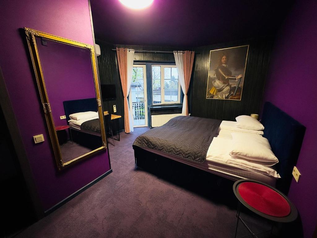Postel nebo postele na pokoji v ubytování Broken bed hootel