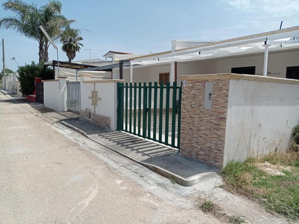 een poort aan de zijkant van een huis bij Casa vacanza Luana torrelapillo Salento in Porto Cesareo