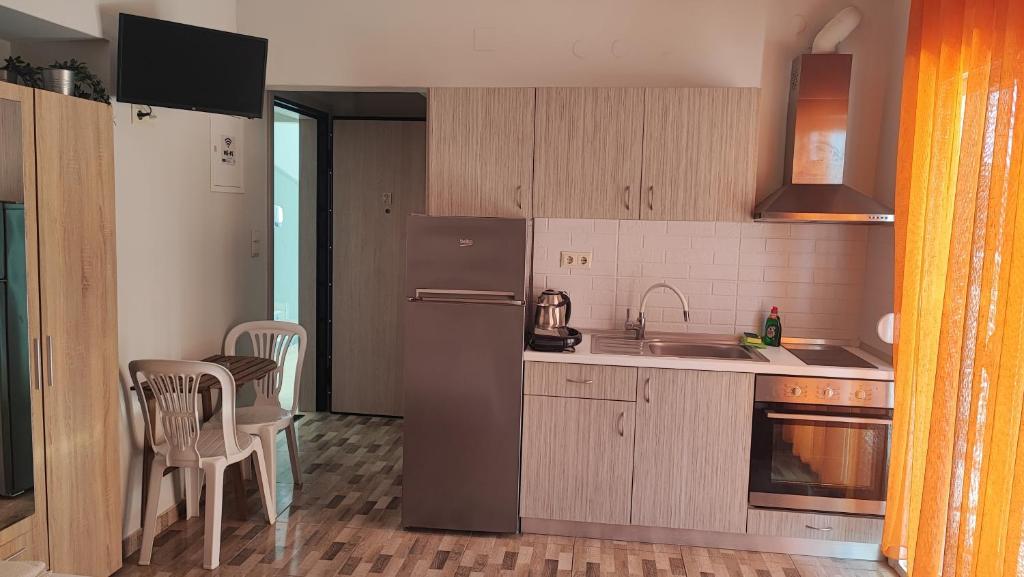 Kuchyň nebo kuchyňský kout v ubytování KALLIÁNI HOUSE vila kiki