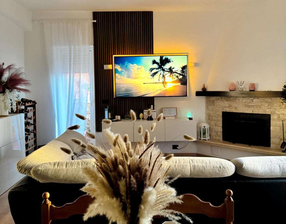 ein Wohnzimmer mit einem Sofa und einem TV in der Unterkunft Kesya Seaview Apartment - Attico - 50mt dal mare in Anzio