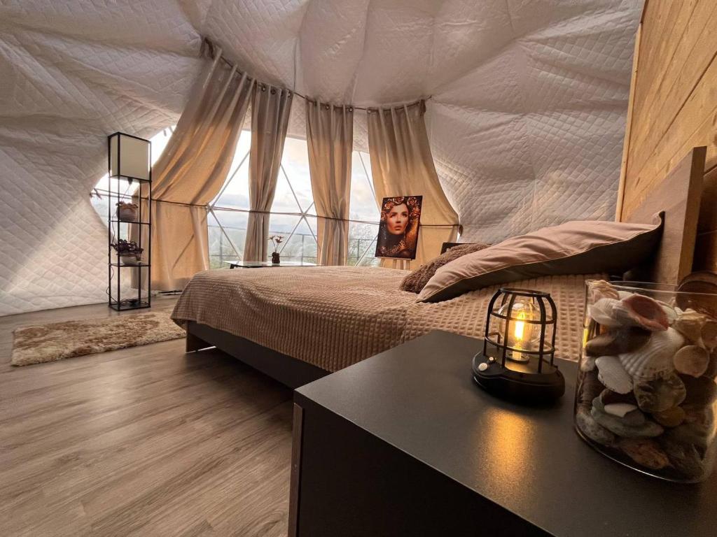 Postel nebo postele na pokoji v ubytování Dilijan Glamping