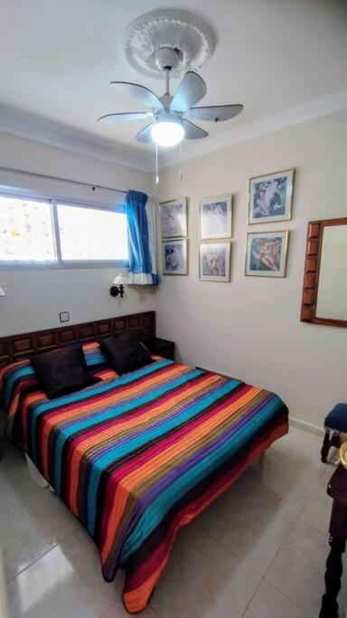 Tranquilo apartamento en San Agustin 1 dormitorio cama doble y salon con sofas camas