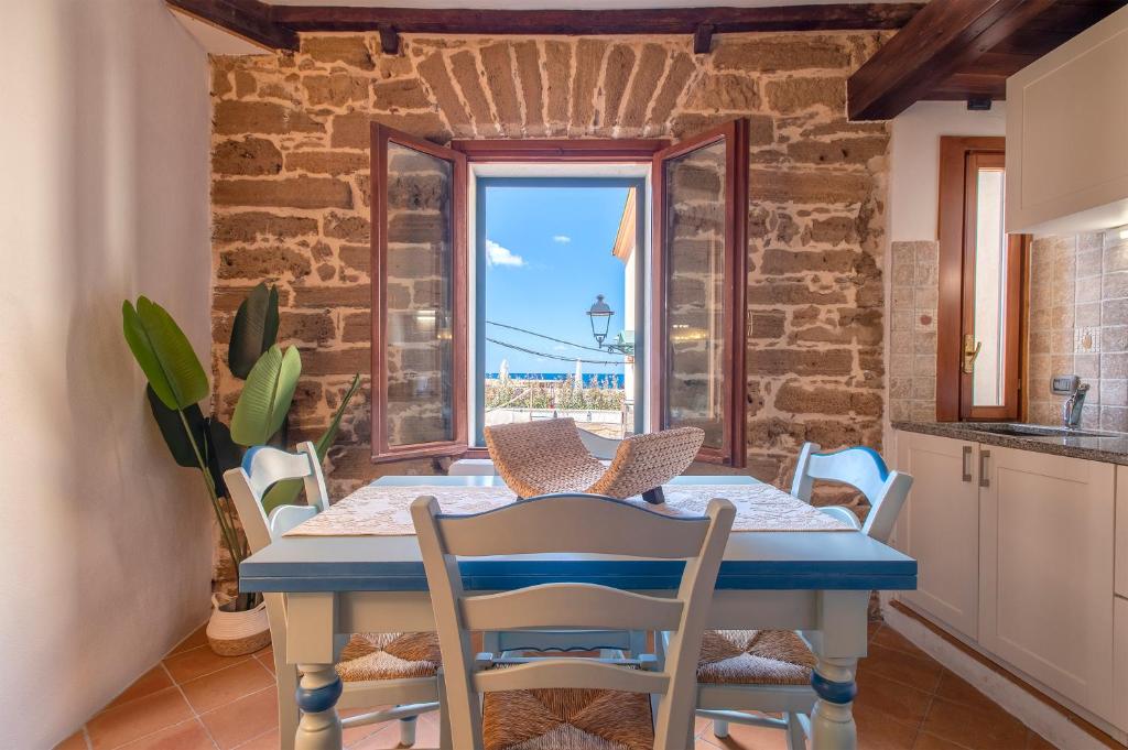 Imagine din galeria proprietății Centro Storico - Fronte Mare - aquasale apartment Alghero în Alghero