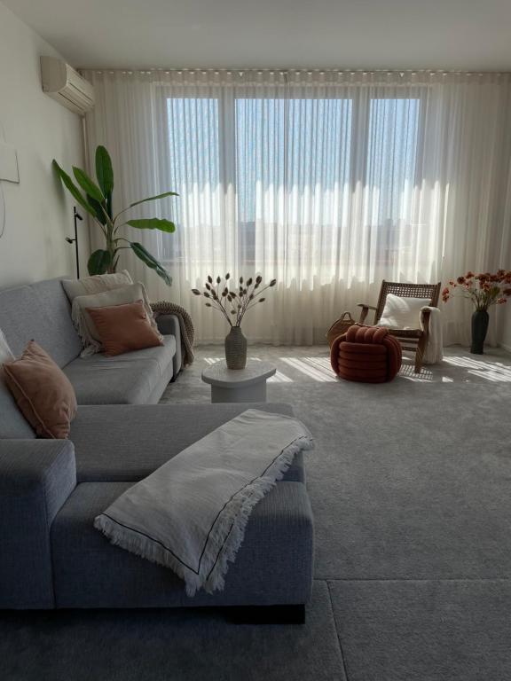 Posedenie v ubytovaní Panorama View Design Apt in Old Town - Free Parking