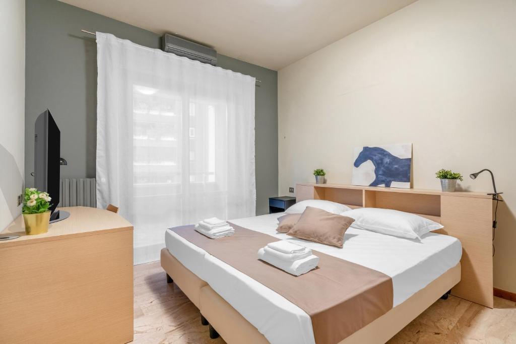 Casa da Suite Fraschini في ميلانو: غرفة نوم بسرير كبير ونافذة