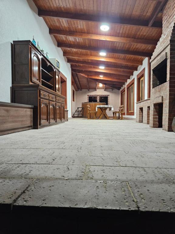 Großes Zimmer mit Holzdecke und einem Zimmer mit Tisch. in der Unterkunft Cabana Cezar in Budureasa